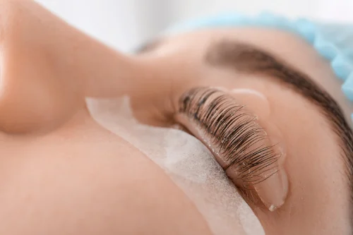 Aplicação de extensão de pestanas num tratamento de estética